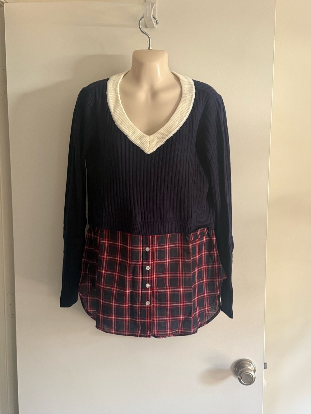 VENUS Navy V-Neck Sweater with Red Plaid Shirt Hem B4